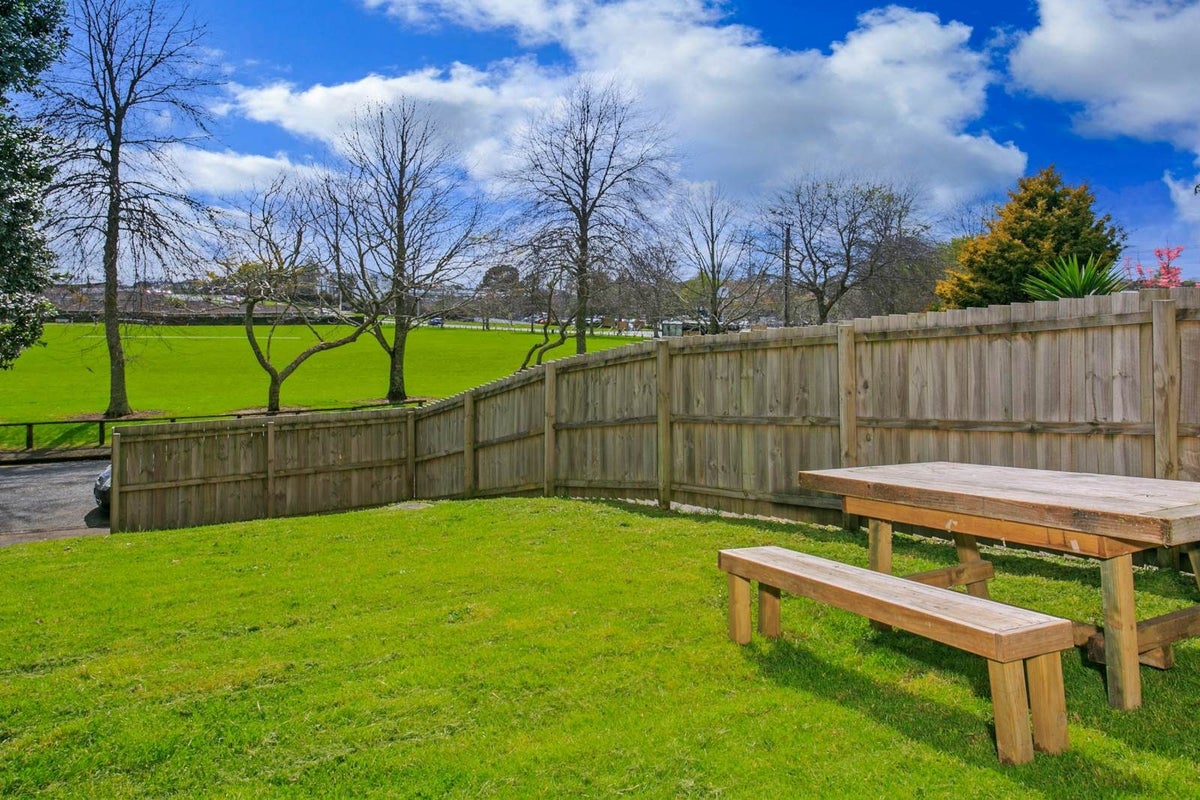 10 Greenslade Crescent, Northcote, Auckland - Carousel 12