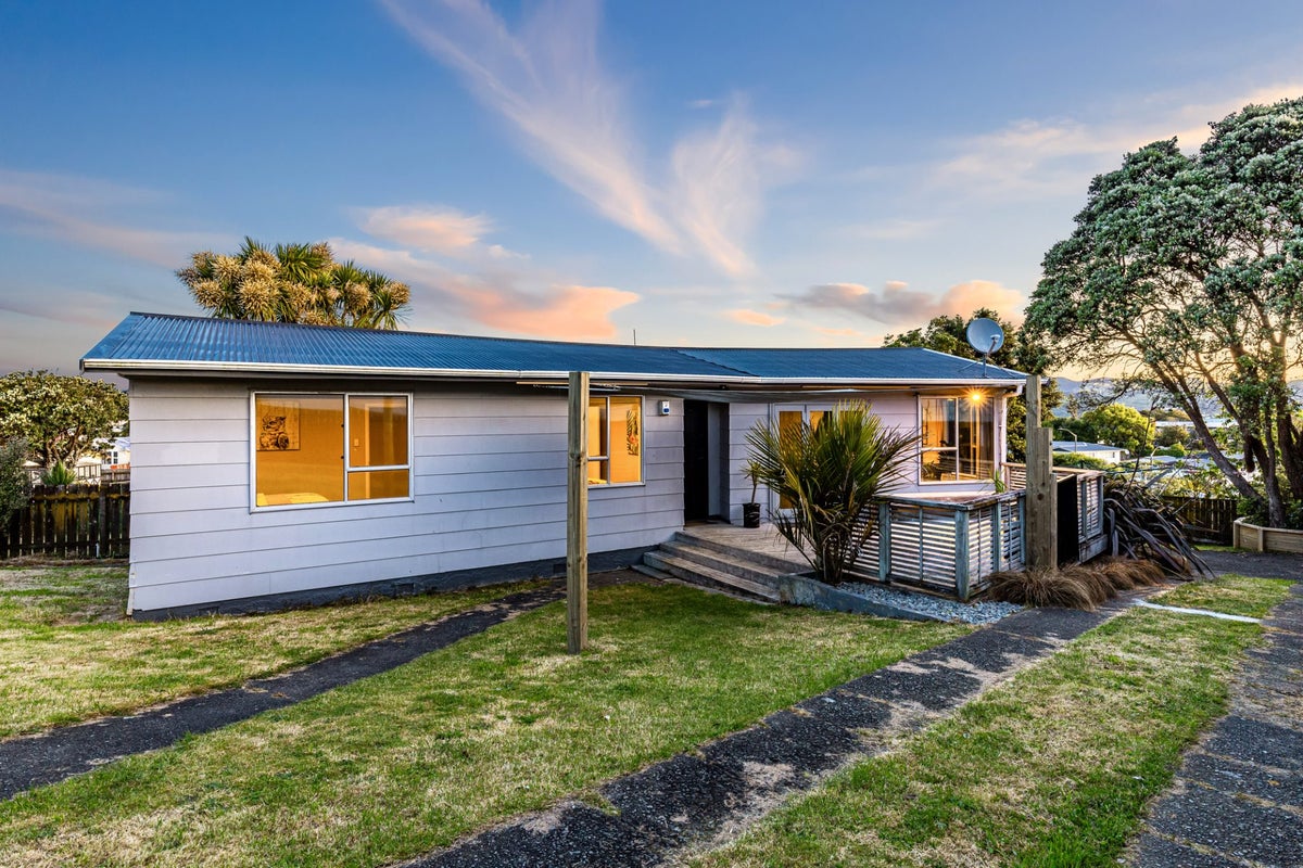 184 Conclusion Street, Ascot Park, Porirua - Carousel 1