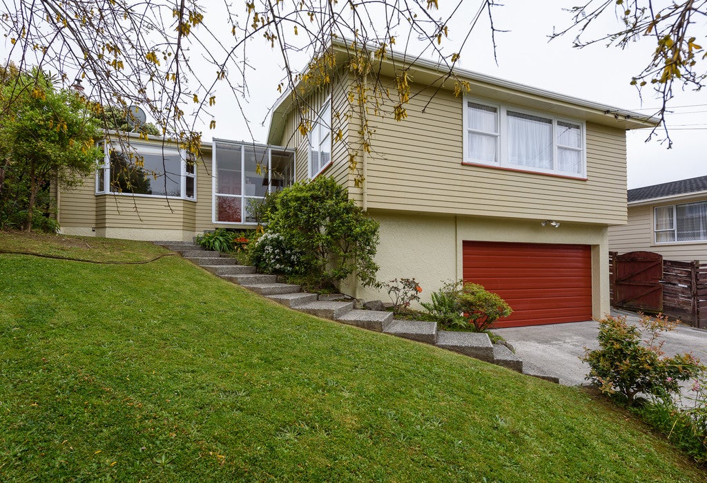 74 Larsen Crescent, Tawa, Wellington - Carousel 1