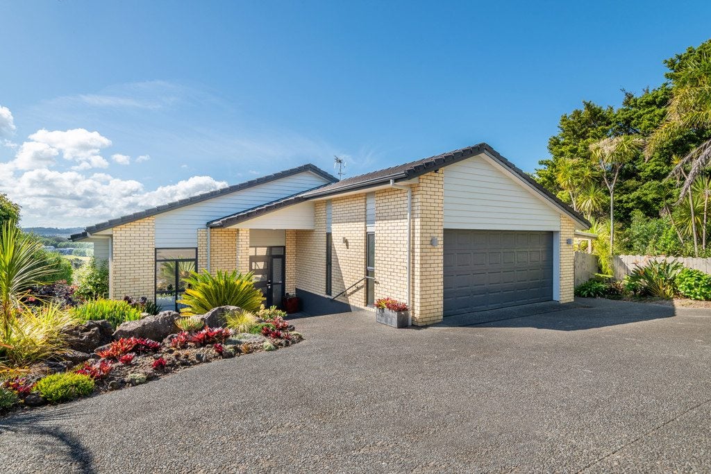 15 Seagate Place, Red Beach, Whangaparaoa - Carousel 1