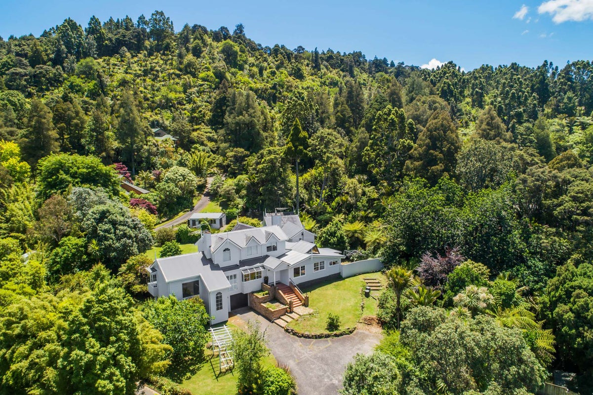 207 Woodlands Park Road, Titirangi, Auckland - Carousel 1