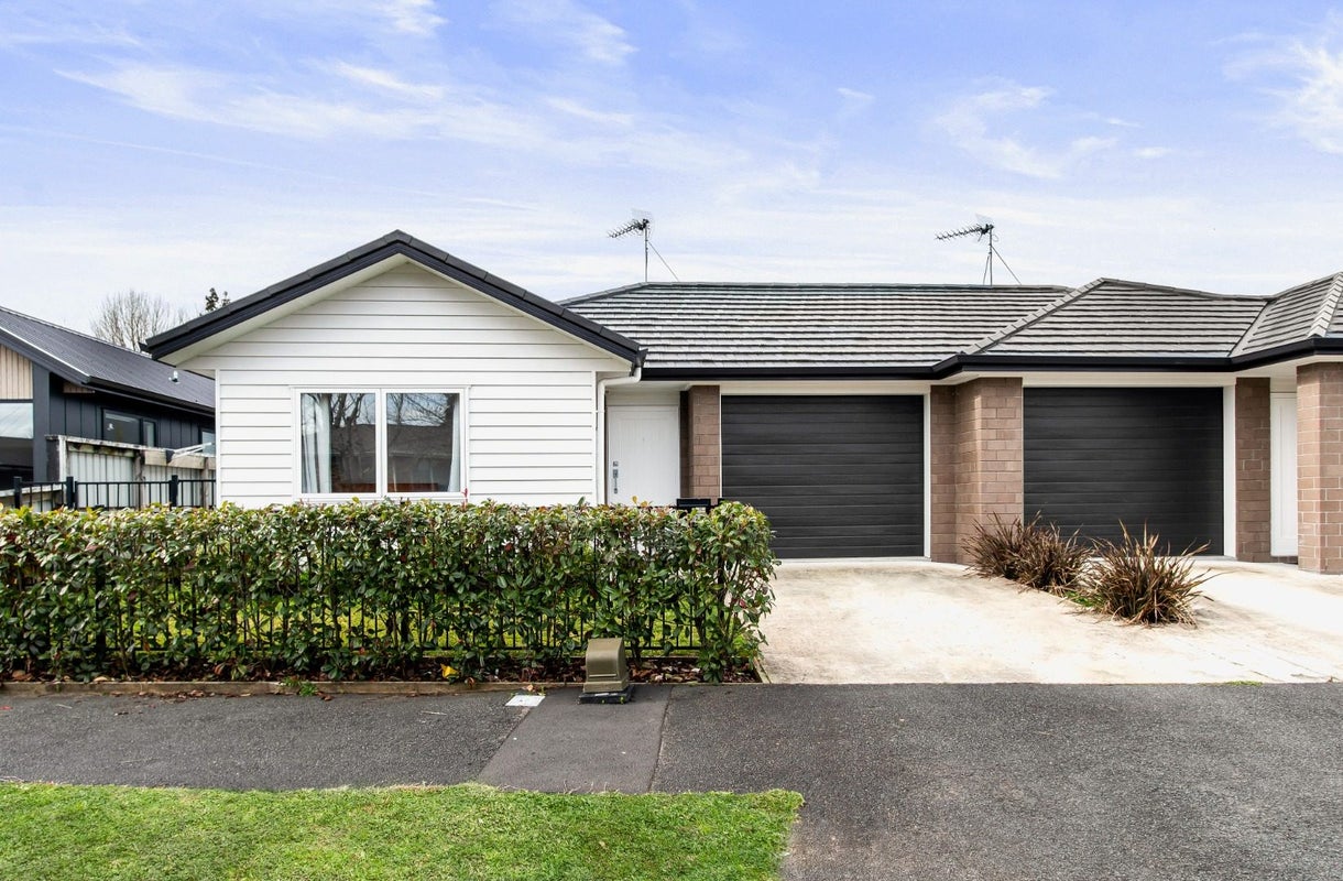 2/2 Keitha Place, Glenview, Hamilton - Carousel 1