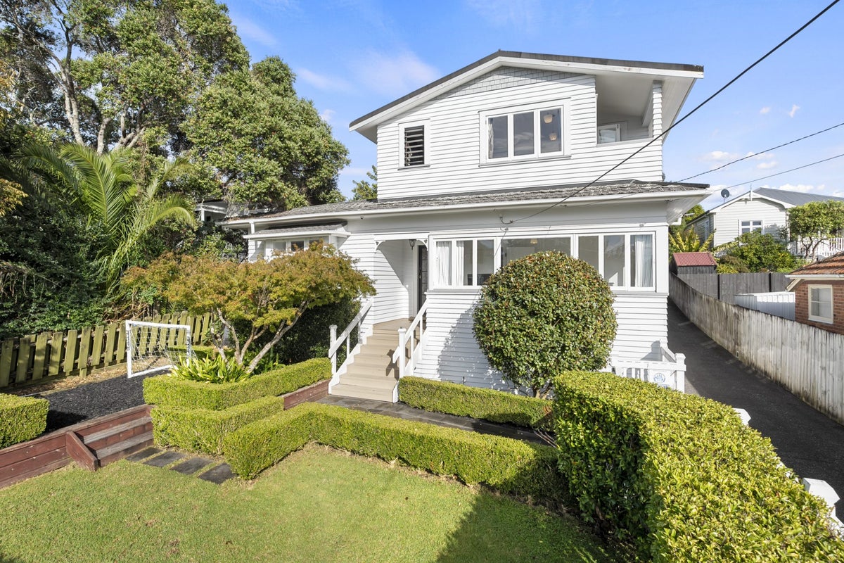 7 Mons Avenue, Mount Roskill, Auckland - Carousel 1