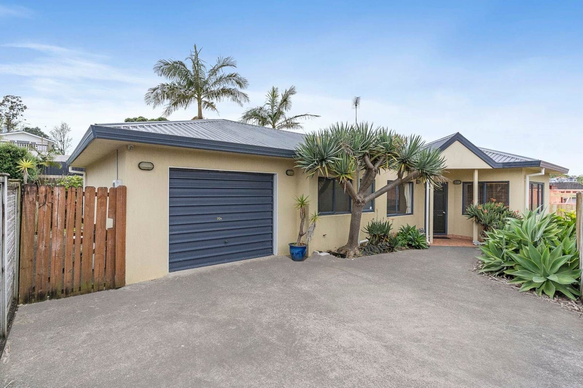 2/70 Howe Street, Howick, Auckland - Carousel 1