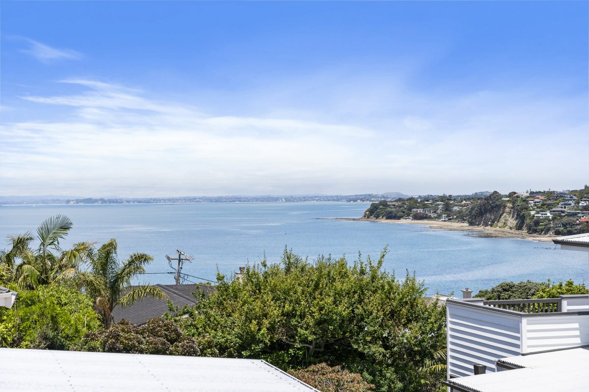 1/5 Vaughan Crescent, Murrays Bay, Auckland - Carousel 2