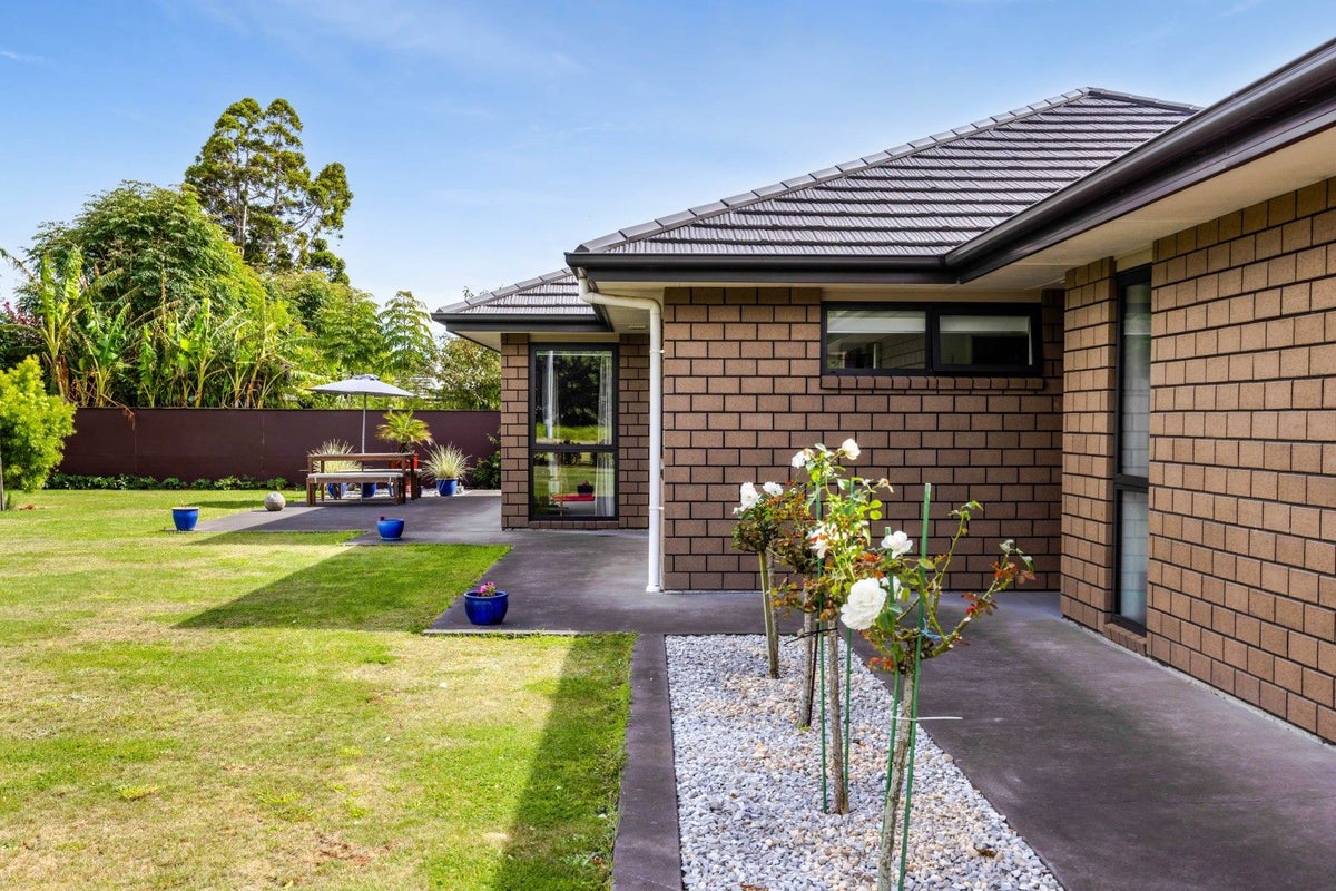 120 Pohutukawa Place, Waiwhakaiho, New Plymouth - Carousel 1