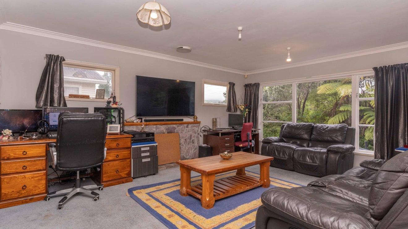 24A Lyndhurst Road, Tawa, Wellington - Carousel 2
