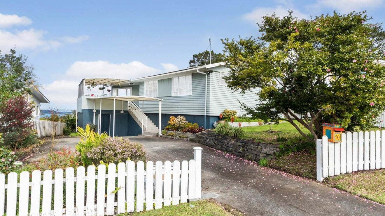 50 Canberra Avenue, Lynfield, Auckland - Carousel 1