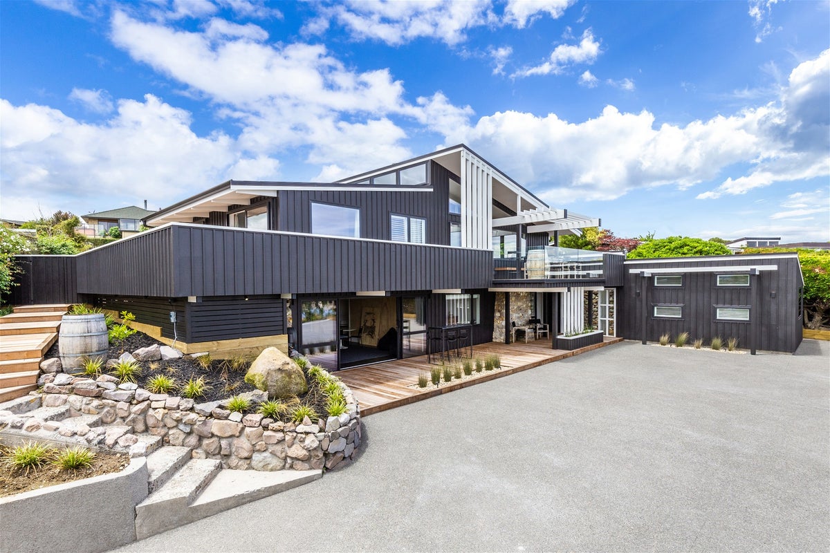 224 Lake Terrace, Waipahihi, Taupo - Carousel 1