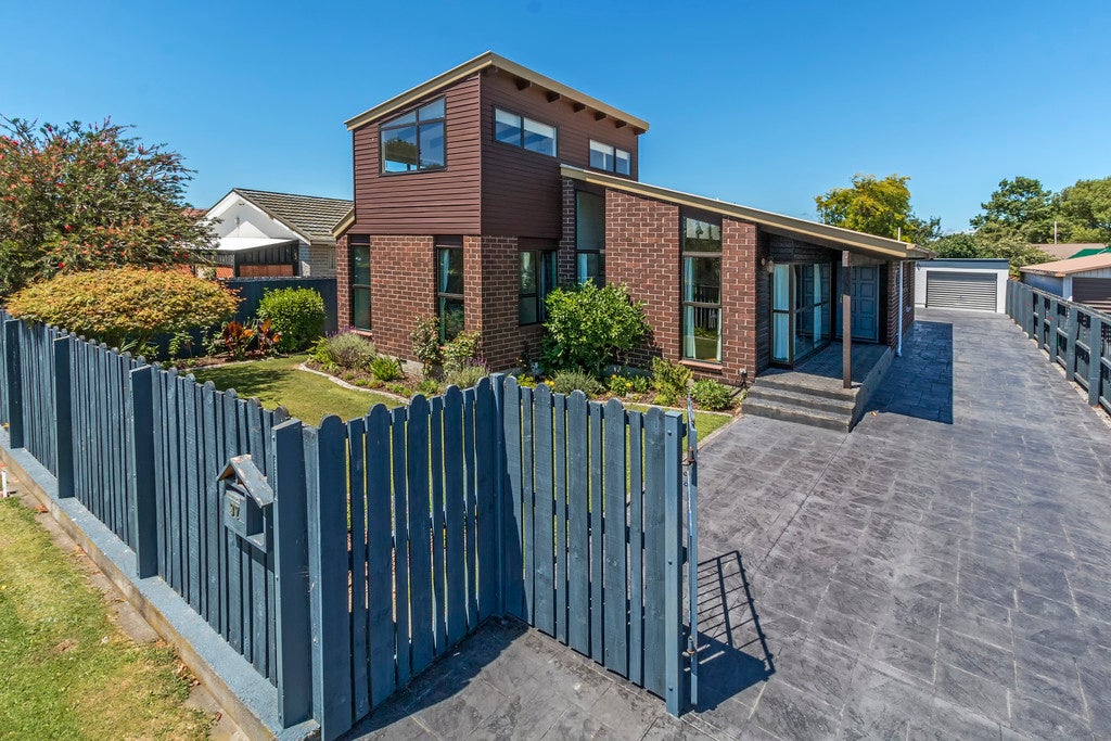 37 Malabar Crescent, Broomfield, Christchurch - Carousel 1