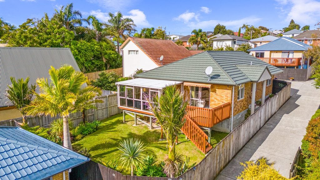101B Hutchinson Avenue, New Lynn, Auckland - Carousel 1
