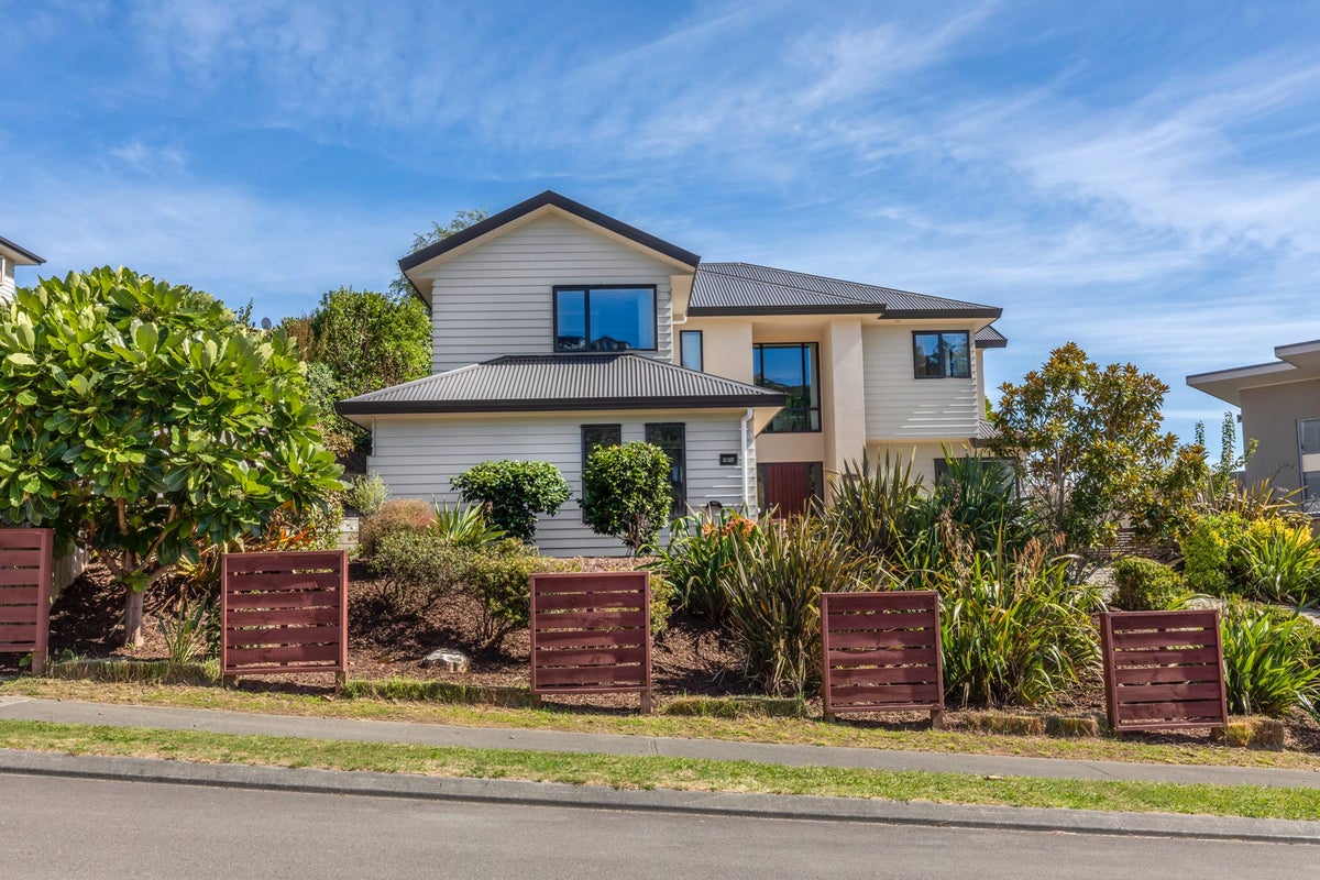 16 Endeavour Drive, Whitby, Porirua - Carousel 2