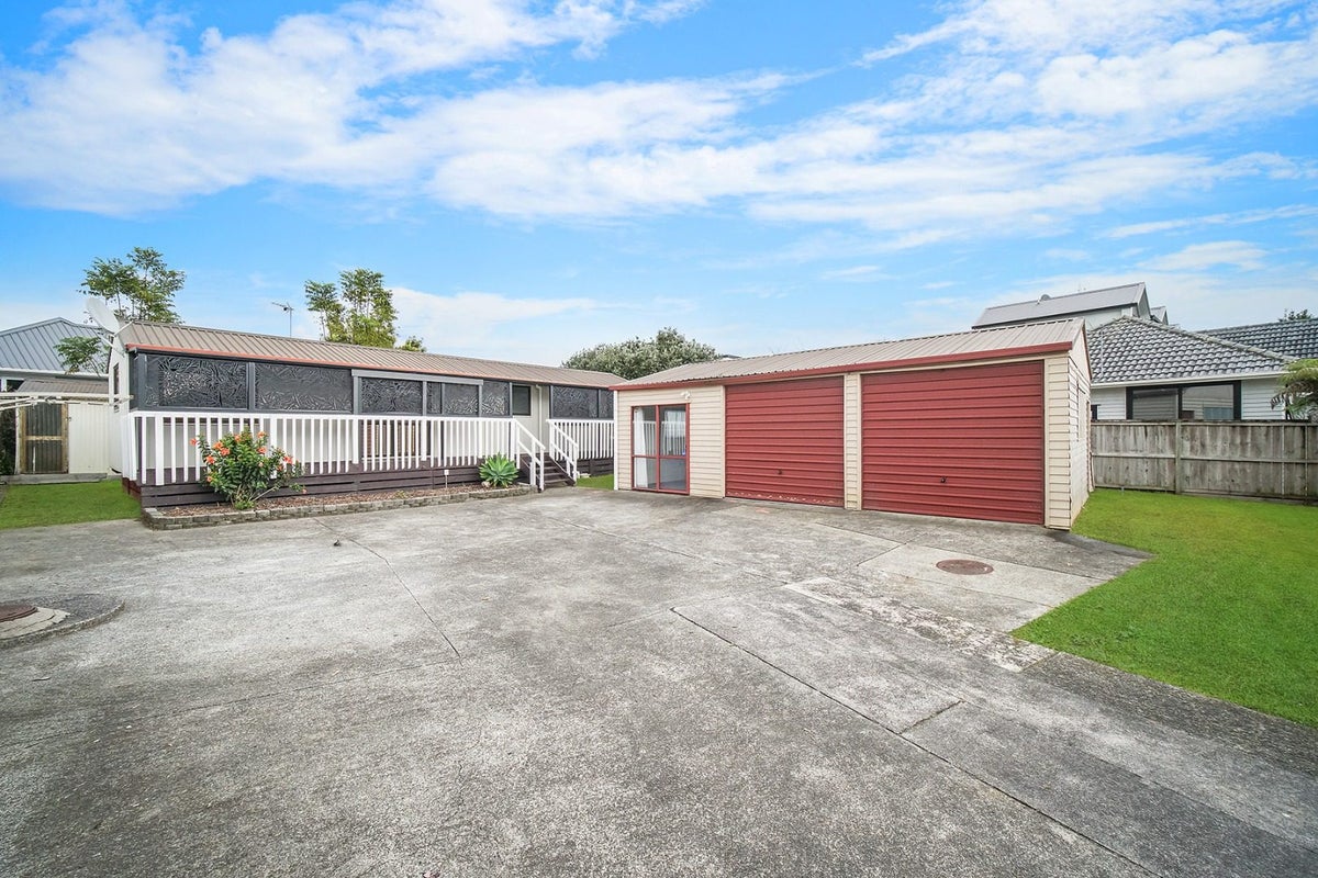 5A Shamrock Lane, Te Atatu Peninsula, Auckland - Carousel 1