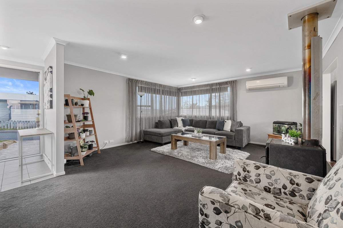 41 Aniseed Grove, Timberlea, Upper Hutt - Carousel 2