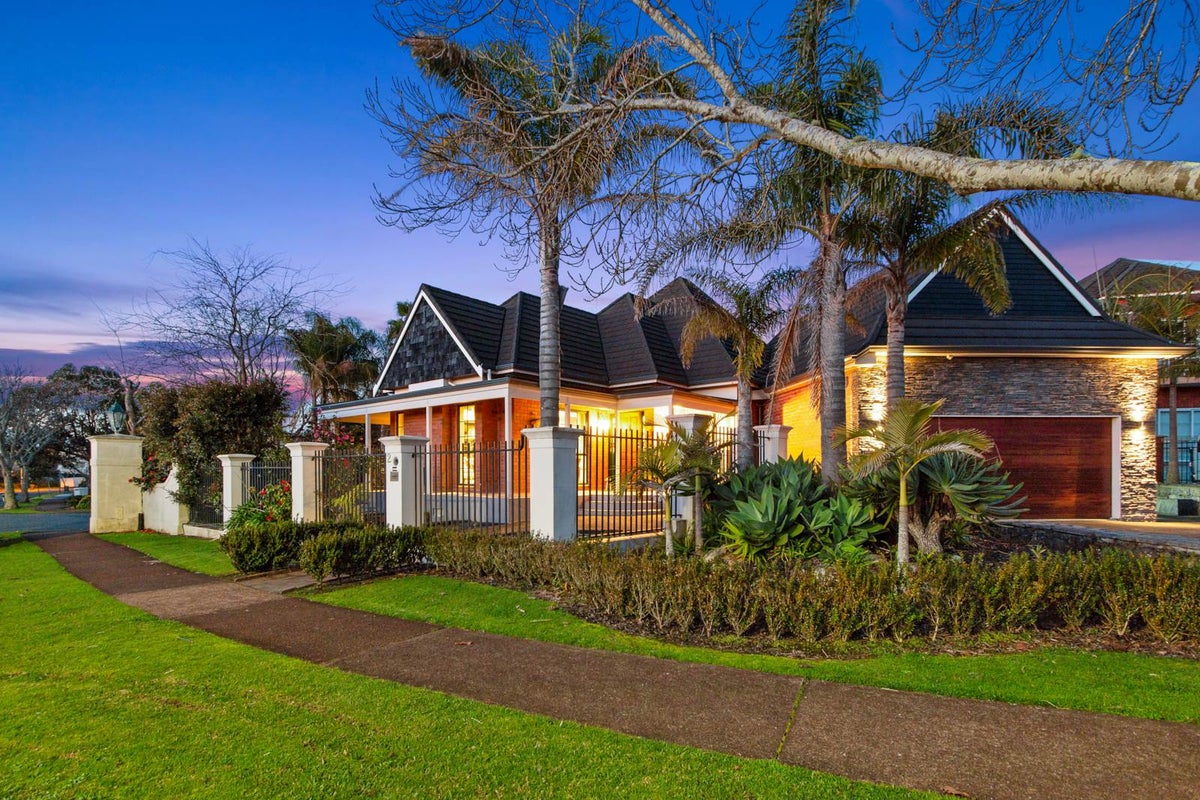 2 Manor Park, Sunnyhills, Auckland - Carousel 1
