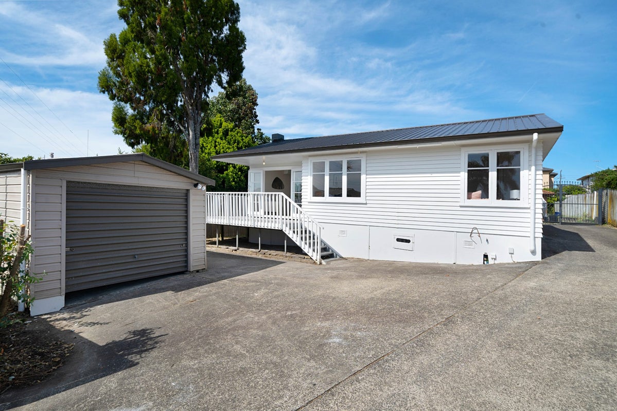 48A Beaubank Road, Kelston, Auckland - Carousel 1