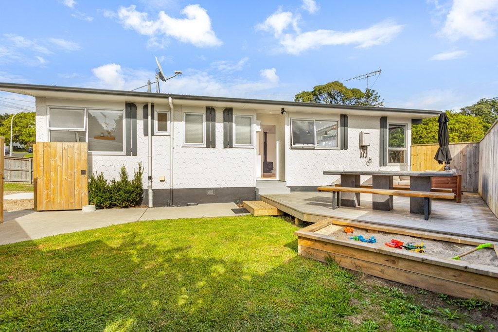 50 Divich Avenue, Te Atatu South, Auckland - Carousel 2