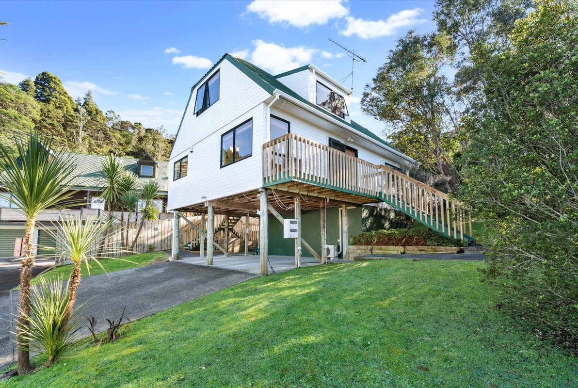 1/32 Fernlea Rise, Bayview, Auckland - Carousel 1