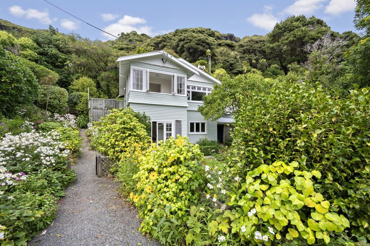 16 Kowhai Street, Eastbourne, Lower Hutt - Carousel 1