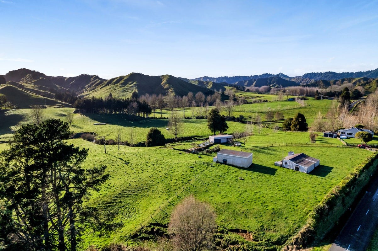 2625 Ohura Road, Strathmore - Carousel 2