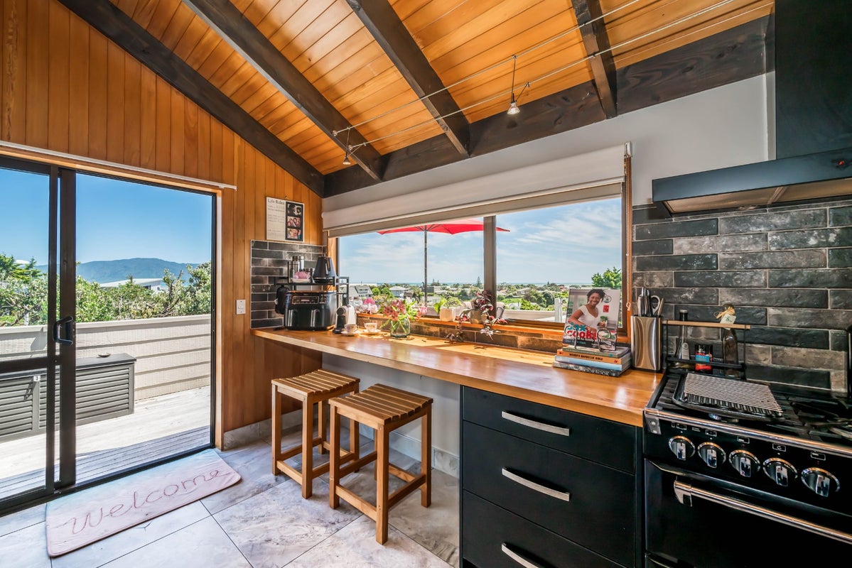 40 Hicks Crescent, Waikanae Beach, Waikanae - Carousel 1
