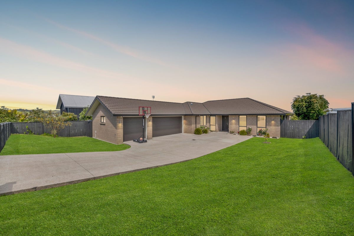 81 Seventh View Avenue, Beachlands, Auckland  - Carousel 1