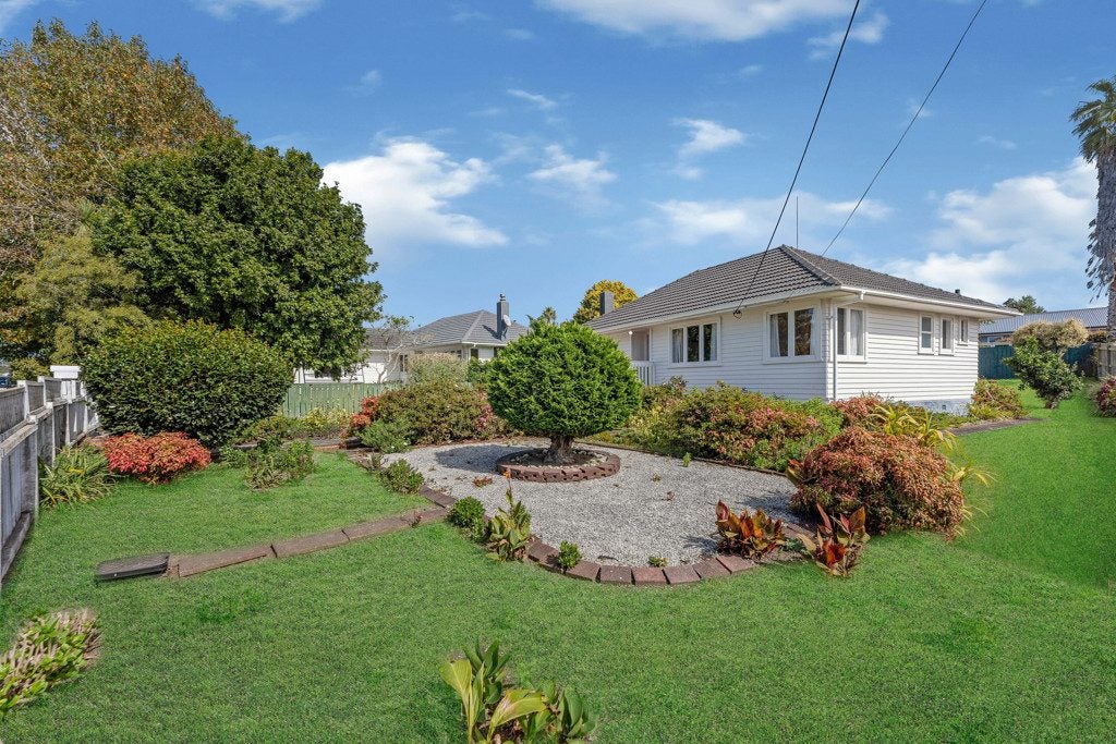 71 Beach Road, Te Atatu Peninsula, Auckland - Carousel 1