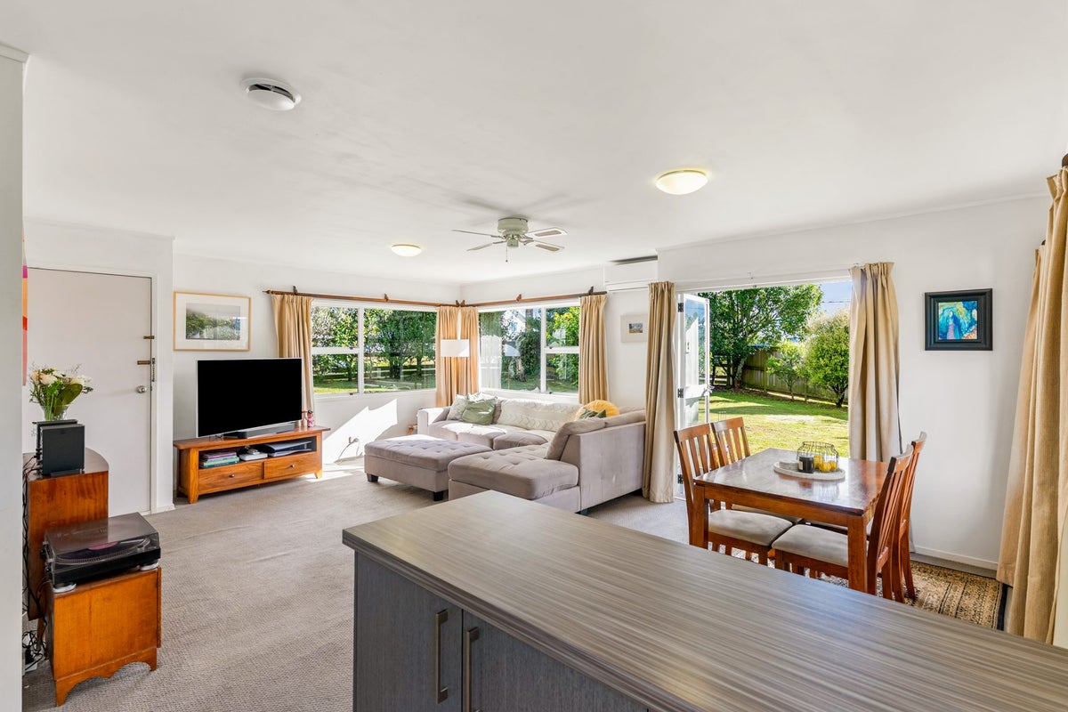 1/2 Wallace Road, Ranui, Auckland - Carousel 1