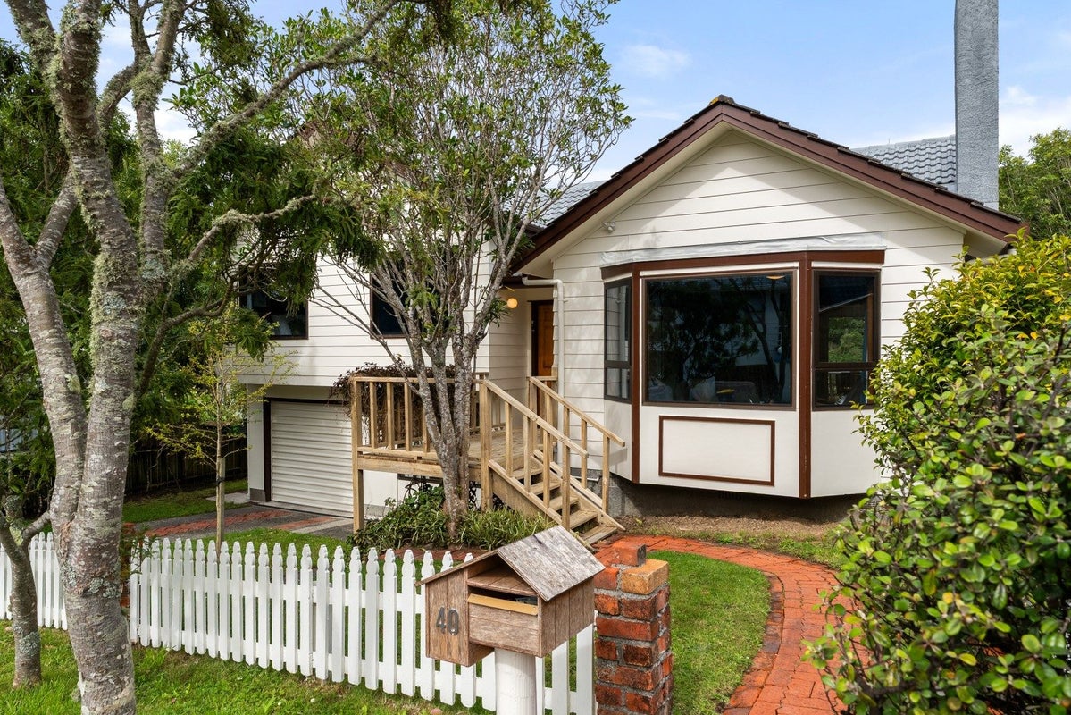 40 Hazlewood Avenue, Karori, Wellington - Carousel 1