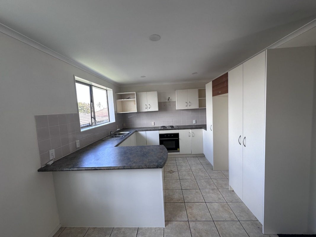 30 Piriti Place, Weymouth, Auckland - Carousel 2