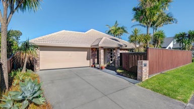 24 Suncrest Drive, West Harbour, Auckland - Carousel 1