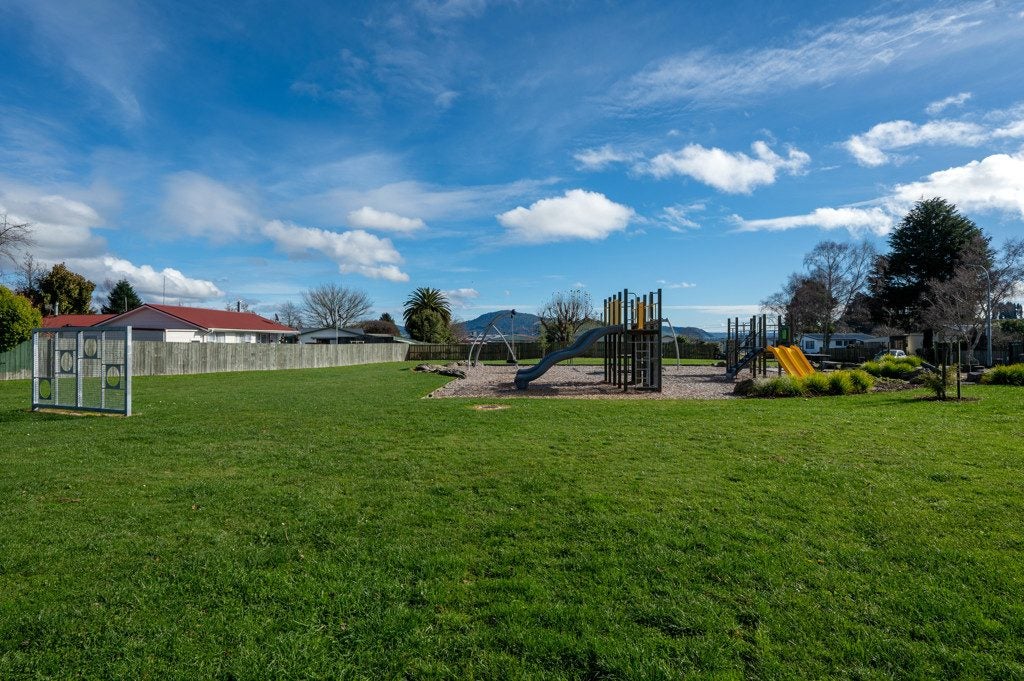 1 Milton Grove, Owhata, Rotorua - Carousel 18