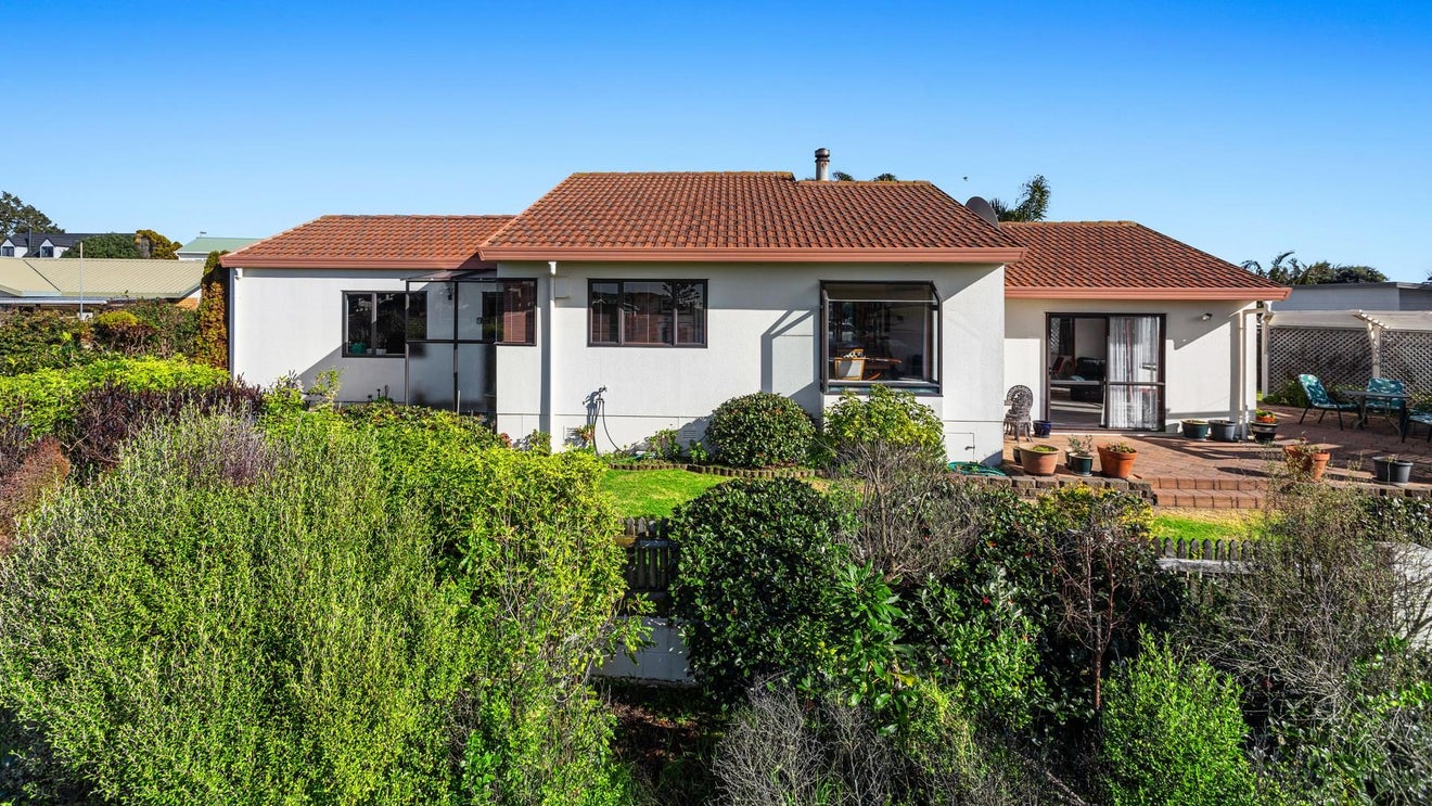 17 The Glebe, Coastlands, Whakatane - Carousel 1