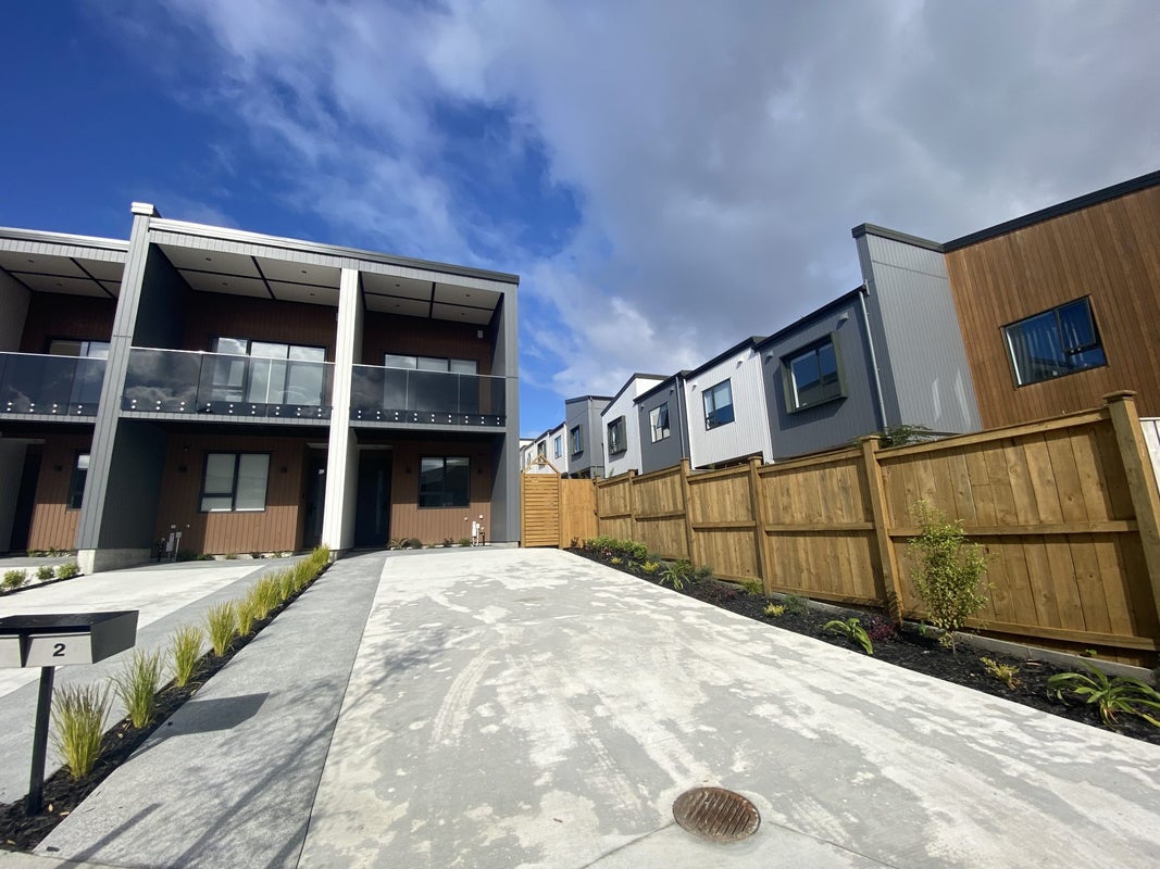 2 Puihi Crescent, Massey, Auckland - Carousel 1