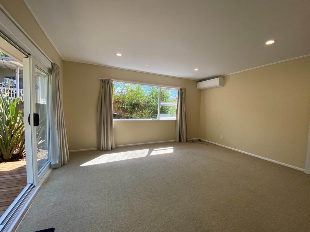 8 Jonathan Place, Sunnynook, Auckland - Carousel 2