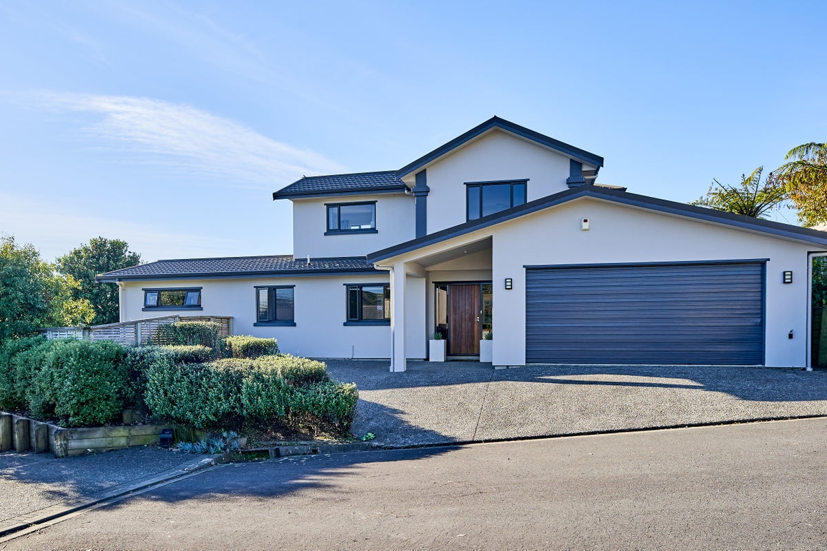88 Navigation Drive, Whitby, Porirua - Carousel 1