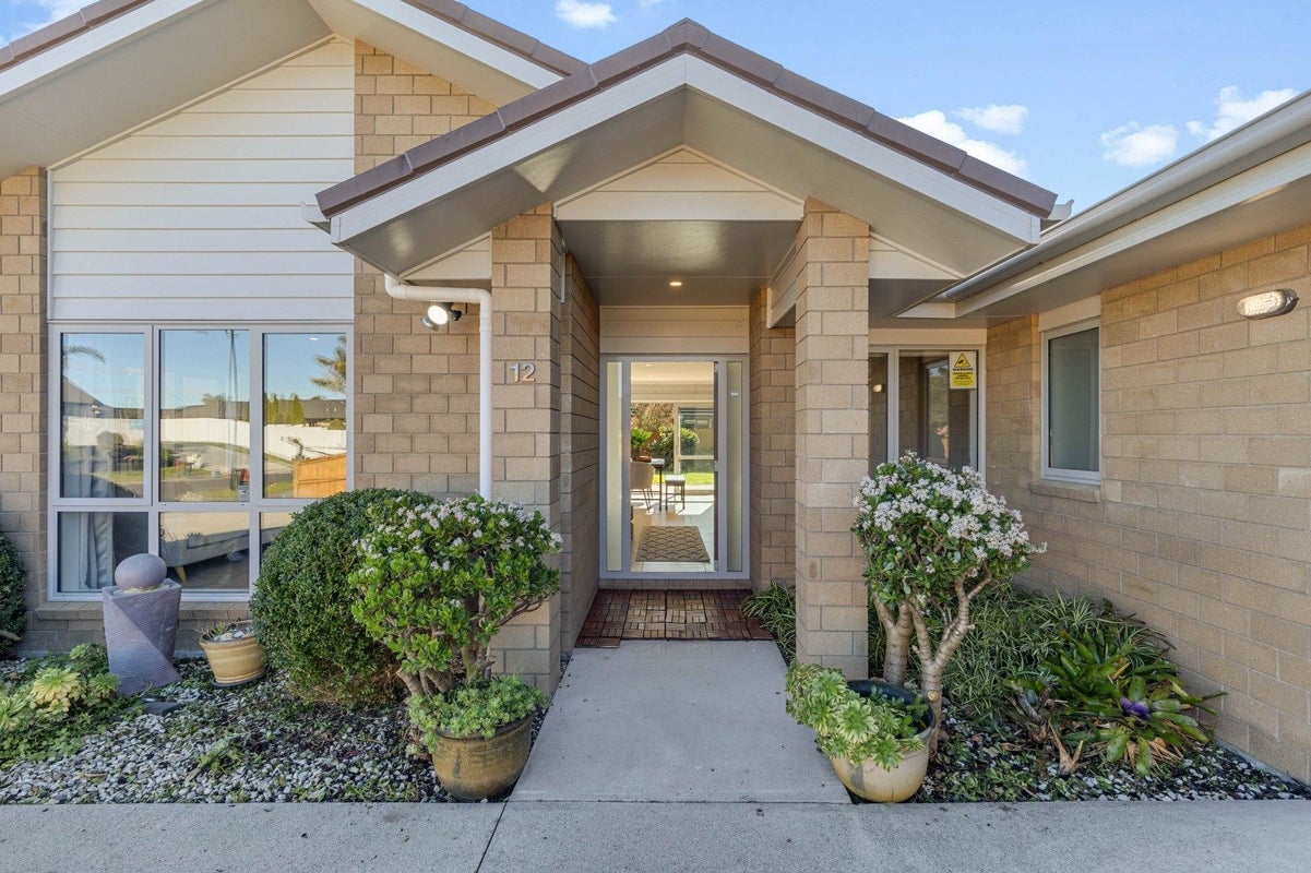 12 Sylvester Crescent, Flagstaff, Hamilton - Carousel 1