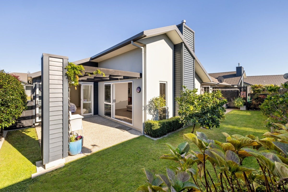 16 Bridgewater Way, Pyes Pa, Tauranga - Carousel 1