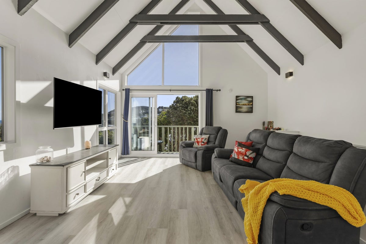 10 Linwood Way, Island Bay, Wellington - Carousel 1