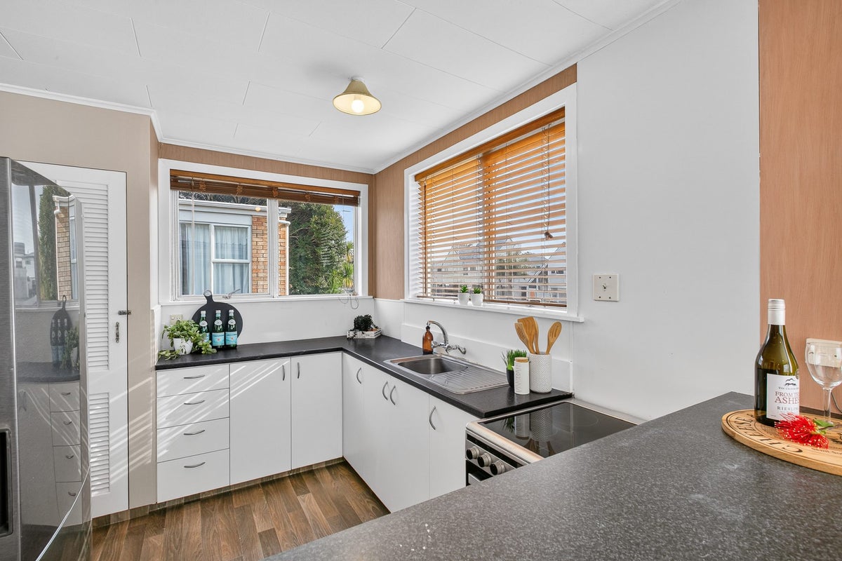 3/410 Devon Street East, Strandon, New Plymouth, Taranaki - Carousel 2