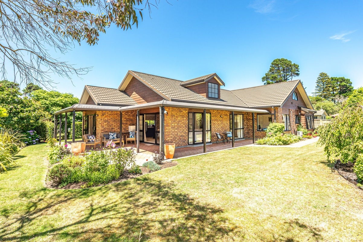 7 Suffolk Drive, Otamatea, Whanganui - Carousel 1