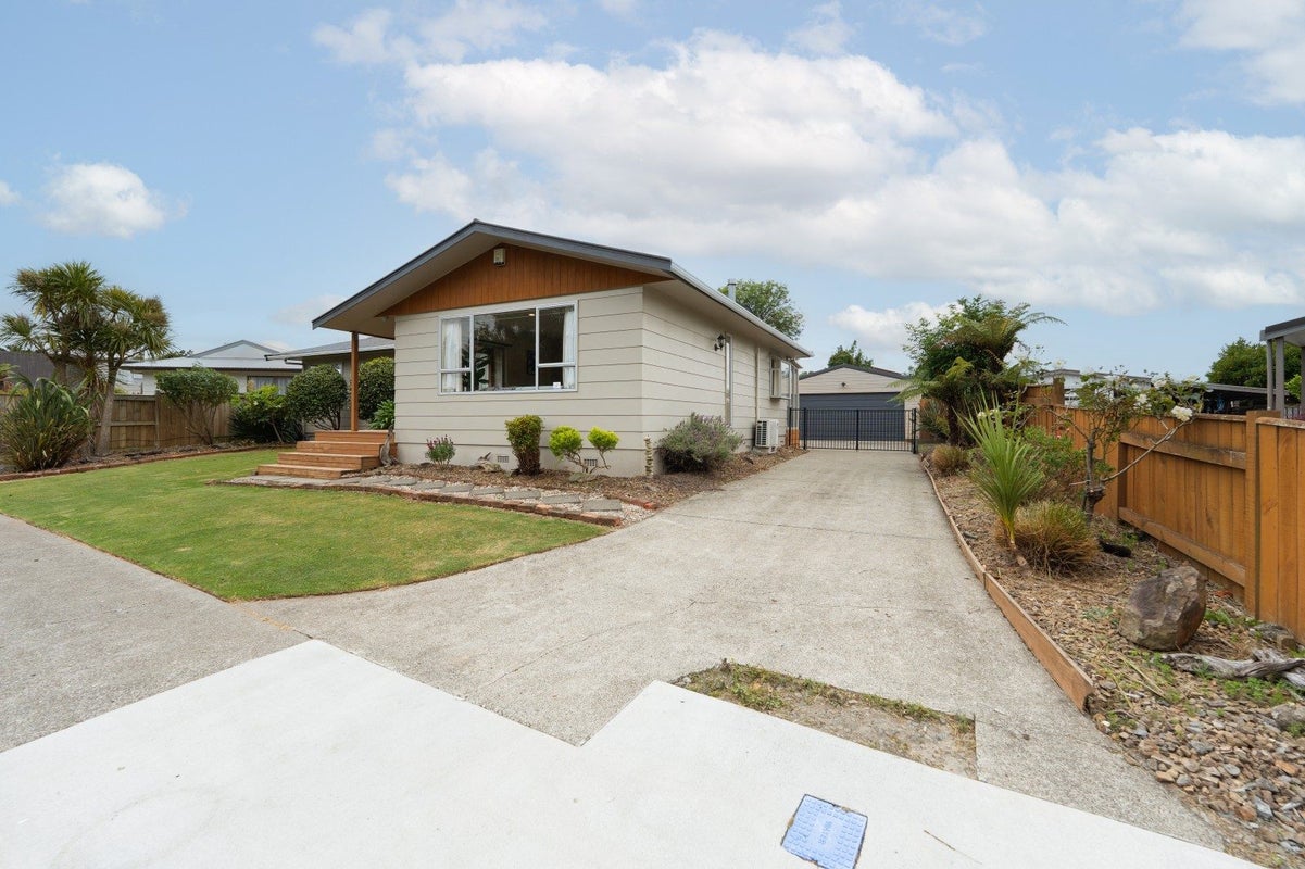 12 Humphries Place, Awapuni, Palmerston North - Carousel 1