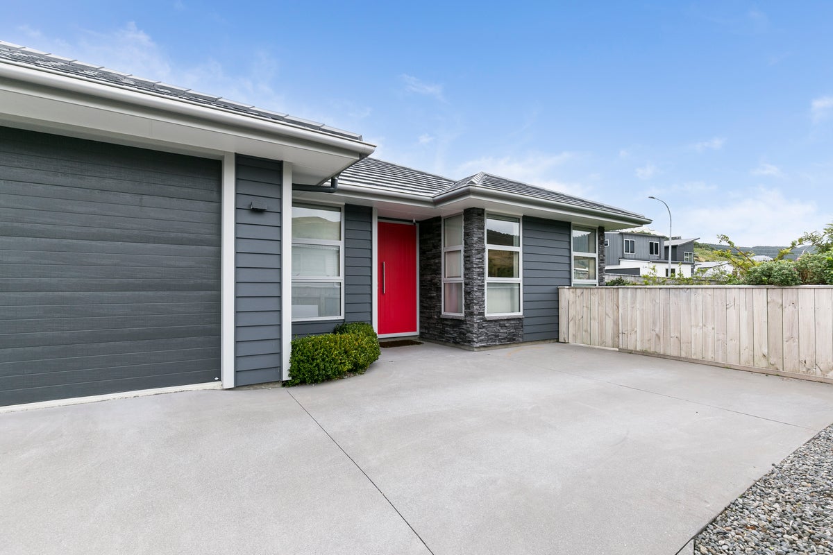 4 Rochdale Drive, Churton Park, Wellington - Carousel 1