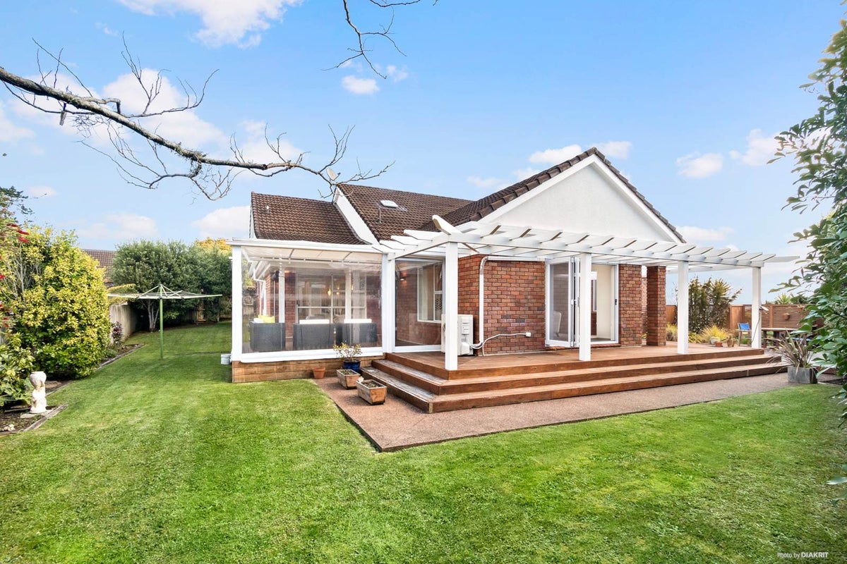 18 Sylvania Crescent, Lynfield, Auckland - Carousel 2