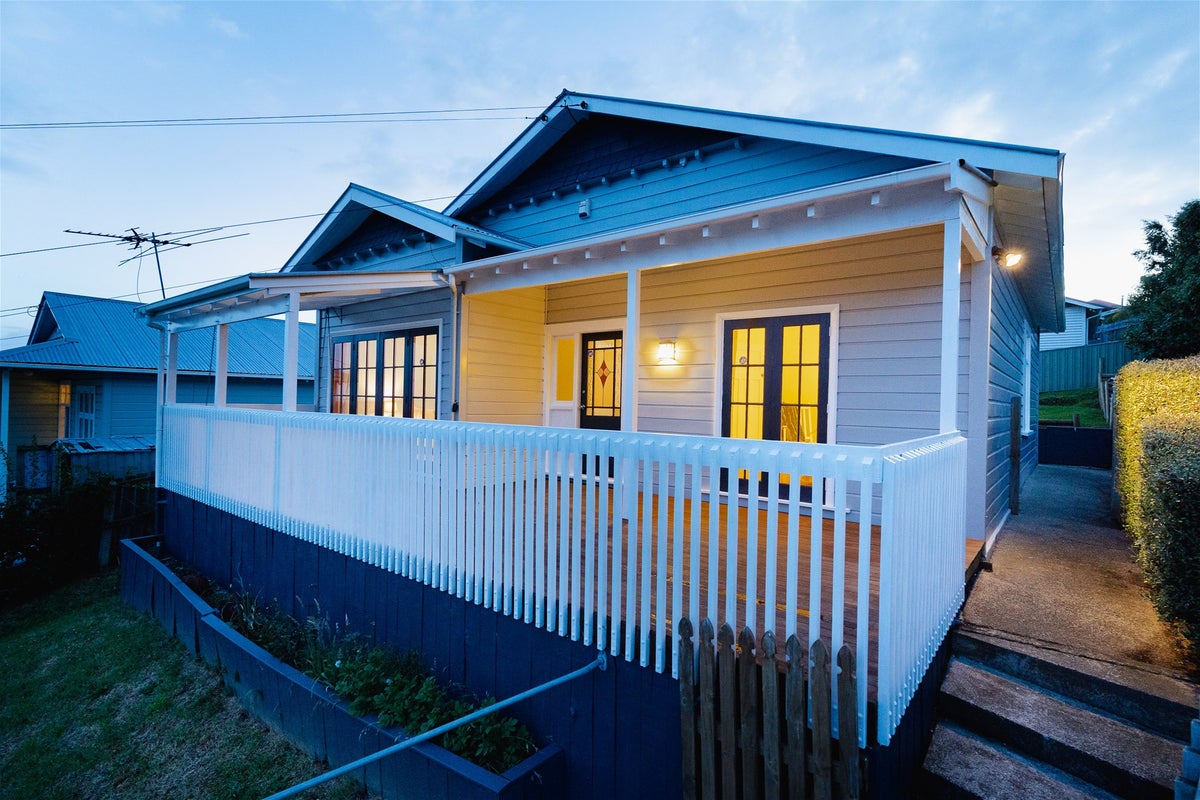 10 Forfar Street, Clyde Hill, Dunedin - Carousel 1