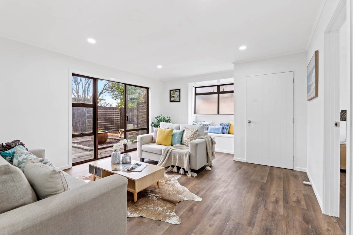 1/31 Girrahween Drive, Totara Vale, Auckland - Carousel 1