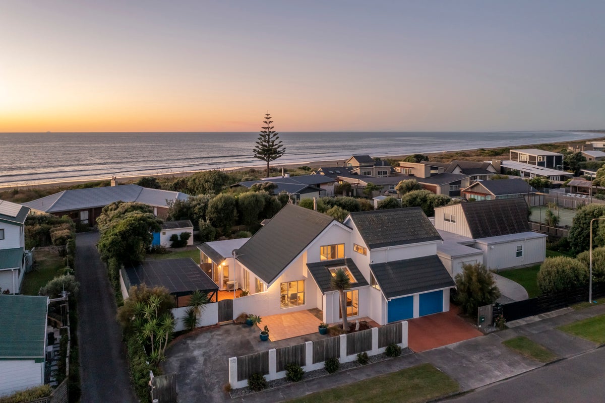 113 Field Way, Waikanae Beach, Waikanae - Carousel 1