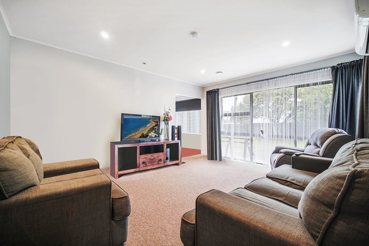 6 Cobham Crescent, Kelston, Auckland - Carousel 2