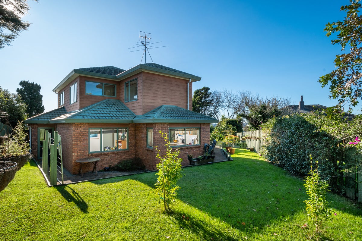 6A Dolbear Street, Titirangi, Auckland - Carousel 1