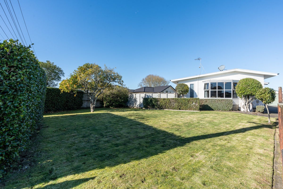 7 Mahana Road, St Andrews, Hamilton - Carousel 2